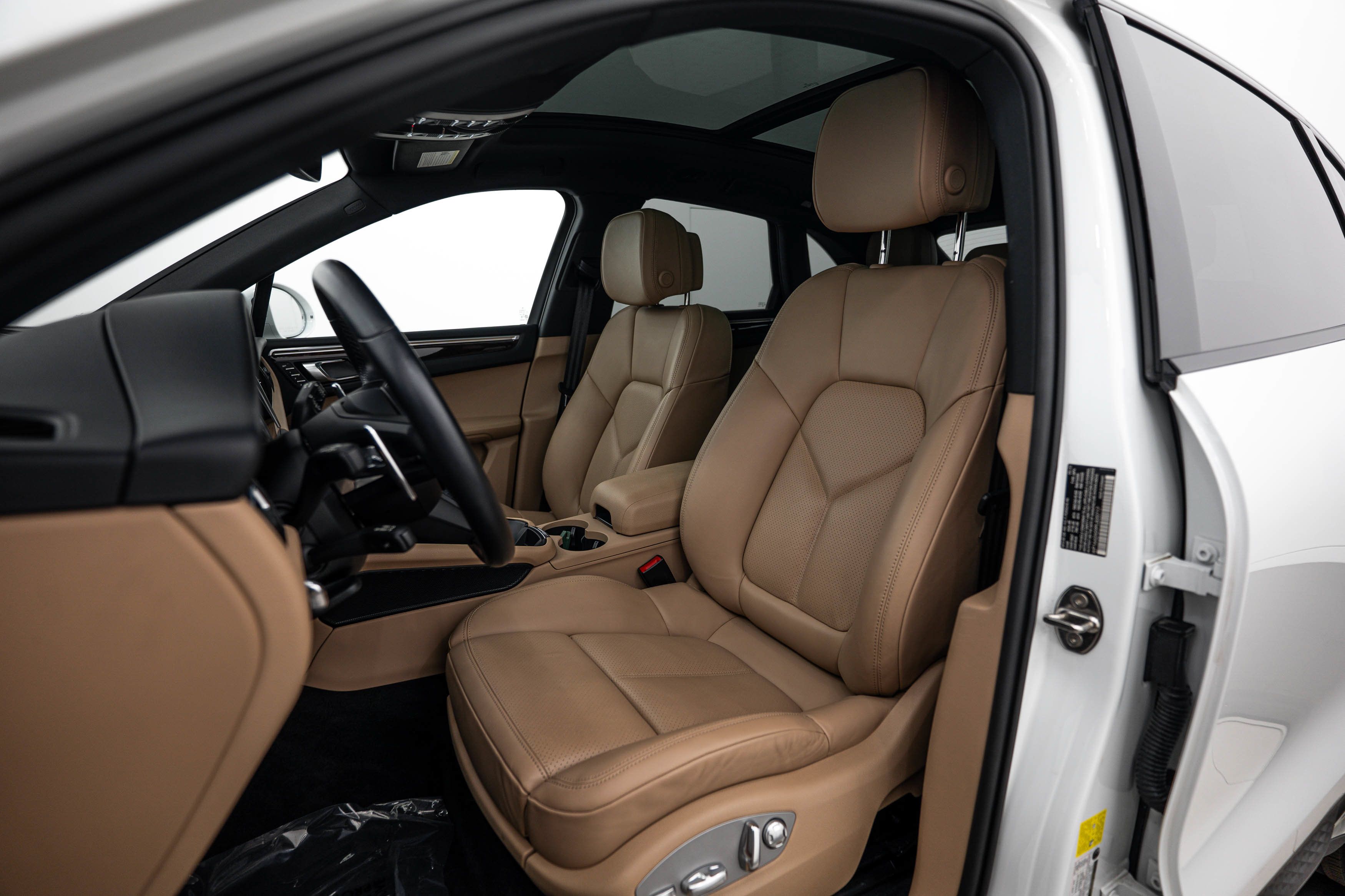 Certified 2023 Porsche Macan AWD/4WD image 5