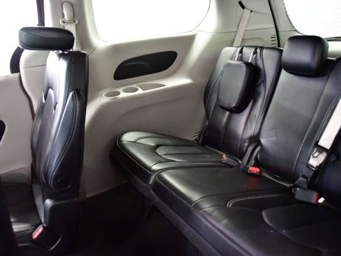 Used 2023 Chrysler Pacifica Touring-L FWD image 13