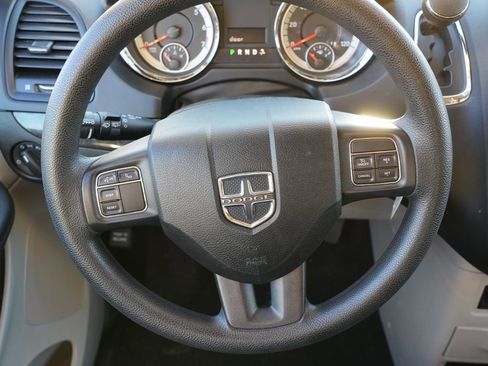 Used 2018 Dodge Grand Caravan SE w/ UConnect Hands-Free Group image 21