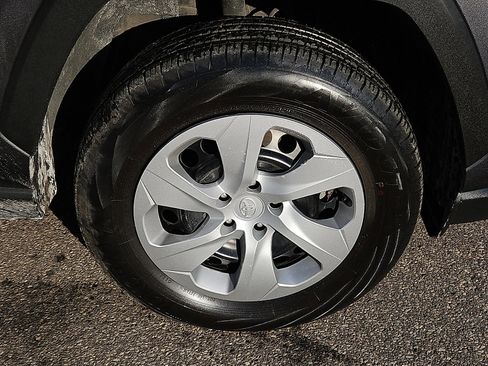 Used 2021 Toyota RAV4 LE image 8