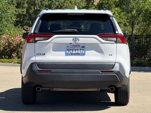 Used 2021 Toyota RAV4 LE FWD image 5