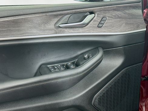 Used 2023 Jeep Grand Cherokee Limited w/ Black Appearance Package AWD/4WD image 15