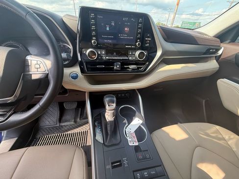 Used 2020 Toyota Highlander XLE AWD/4WD image 15