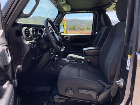 Used 2018 Jeep Wrangler Sport AWD/4WD image 16