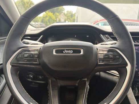 Used 2023 Jeep Grand Cherokee L Limited w/ Black Appearance Package AWD/4WD image 13