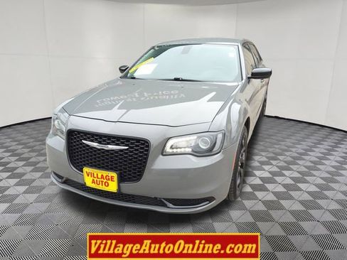 Used 2018 Chrysler 300 Touring w/ Sport Appearance Package image 8