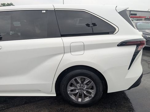 Used 2025 Toyota Sienna LE FWD image 4