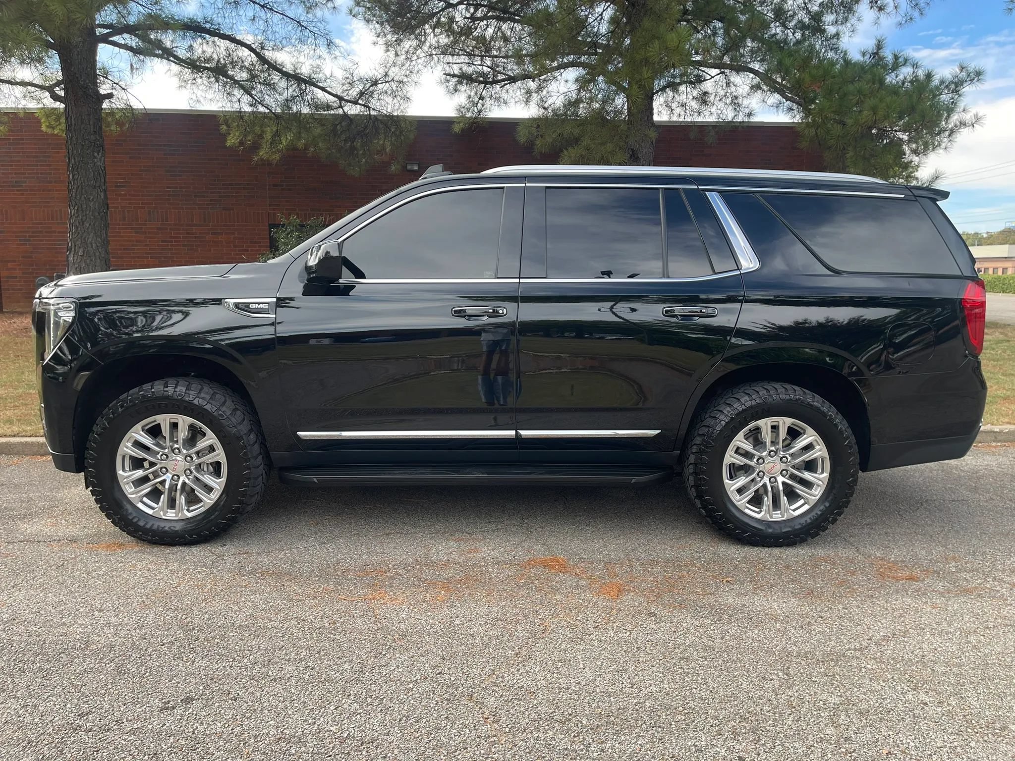 Used 2021 GMC Yukon SLT RWD image 2