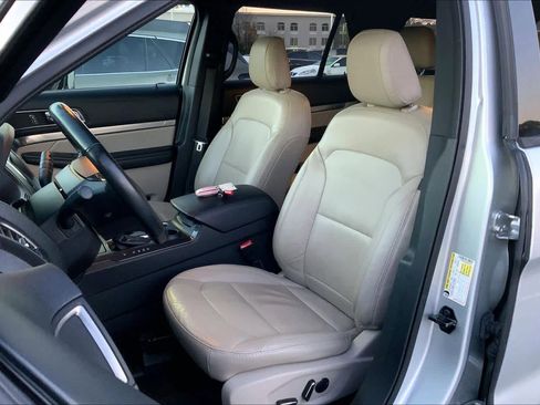 Used 2018 Ford Explorer XLT w/ Equipment Group 202A image 8