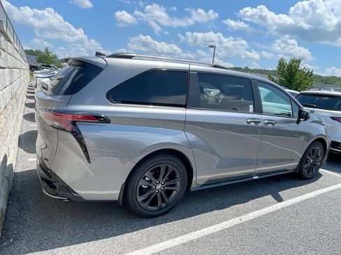 Used 2026 Toyota Sienna XSE FWD image 15