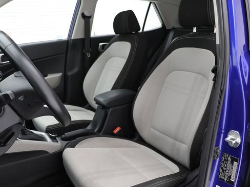 Used 2022 Hyundai Venue SEL image 16