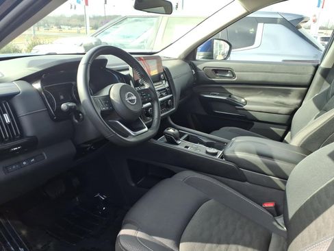 Used 2025 Nissan Pathfinder SV image 7