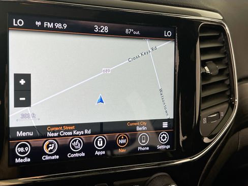 Used 2022 Jeep Grand Cherokee Laredo X image 13