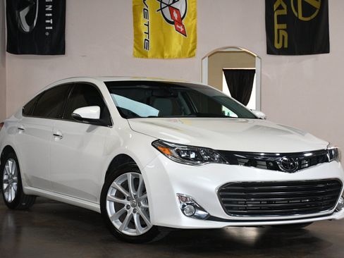 Used 2013 Toyota Avalon Limited w/ Technology Pkg FWD image 3
