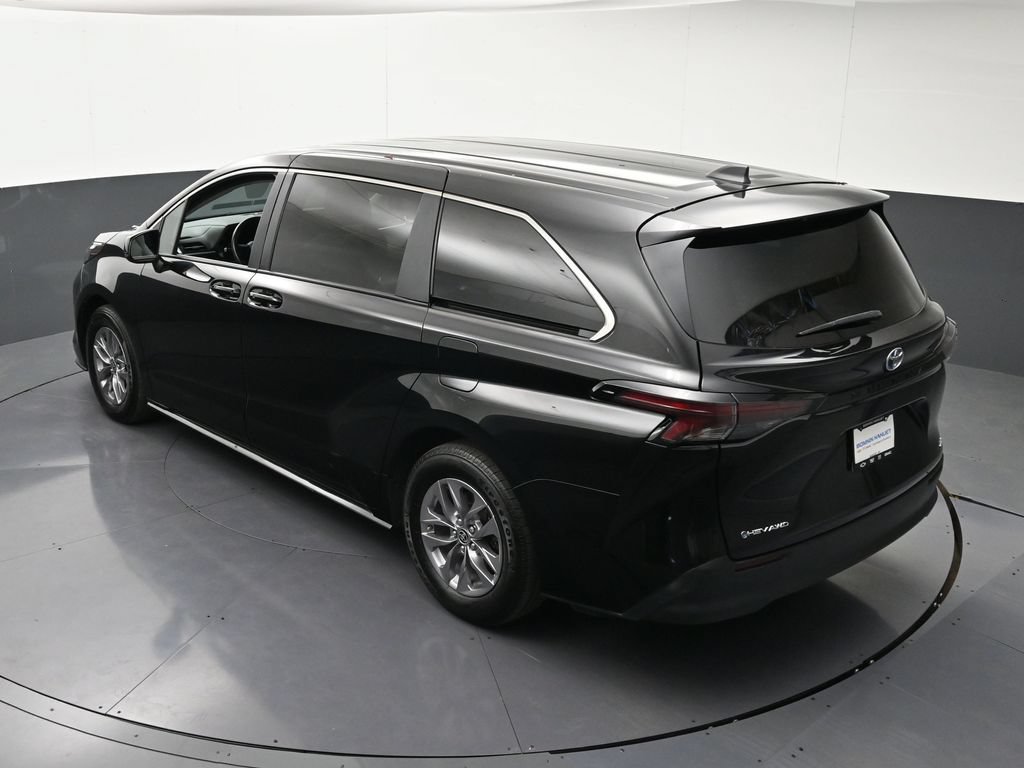 Used 2025 Toyota Sienna LE AWD/4WD image 19