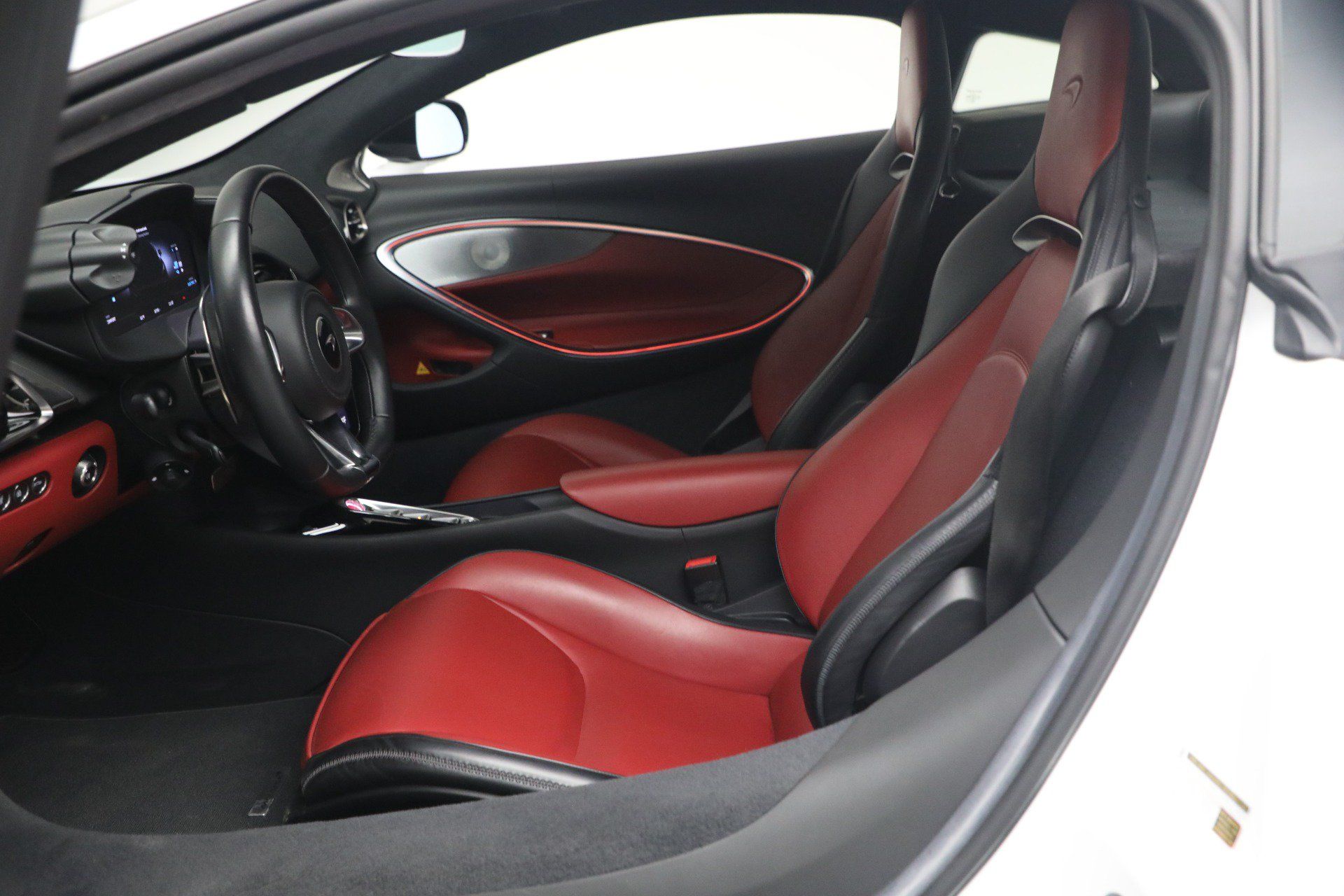 Used 2023 McLaren Artura RWD image 23