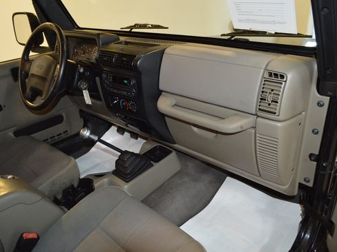Used 2004 Jeep Wrangler Sahara w/ Dual Top Group AWD/4WD image 10