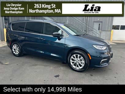Used 2025 Chrysler Pacifica Select