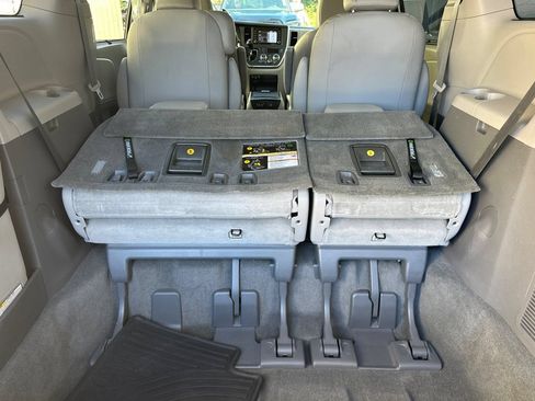 Used 2019 Toyota Sienna XLE w/ XLE Navigation Package FWD image 13