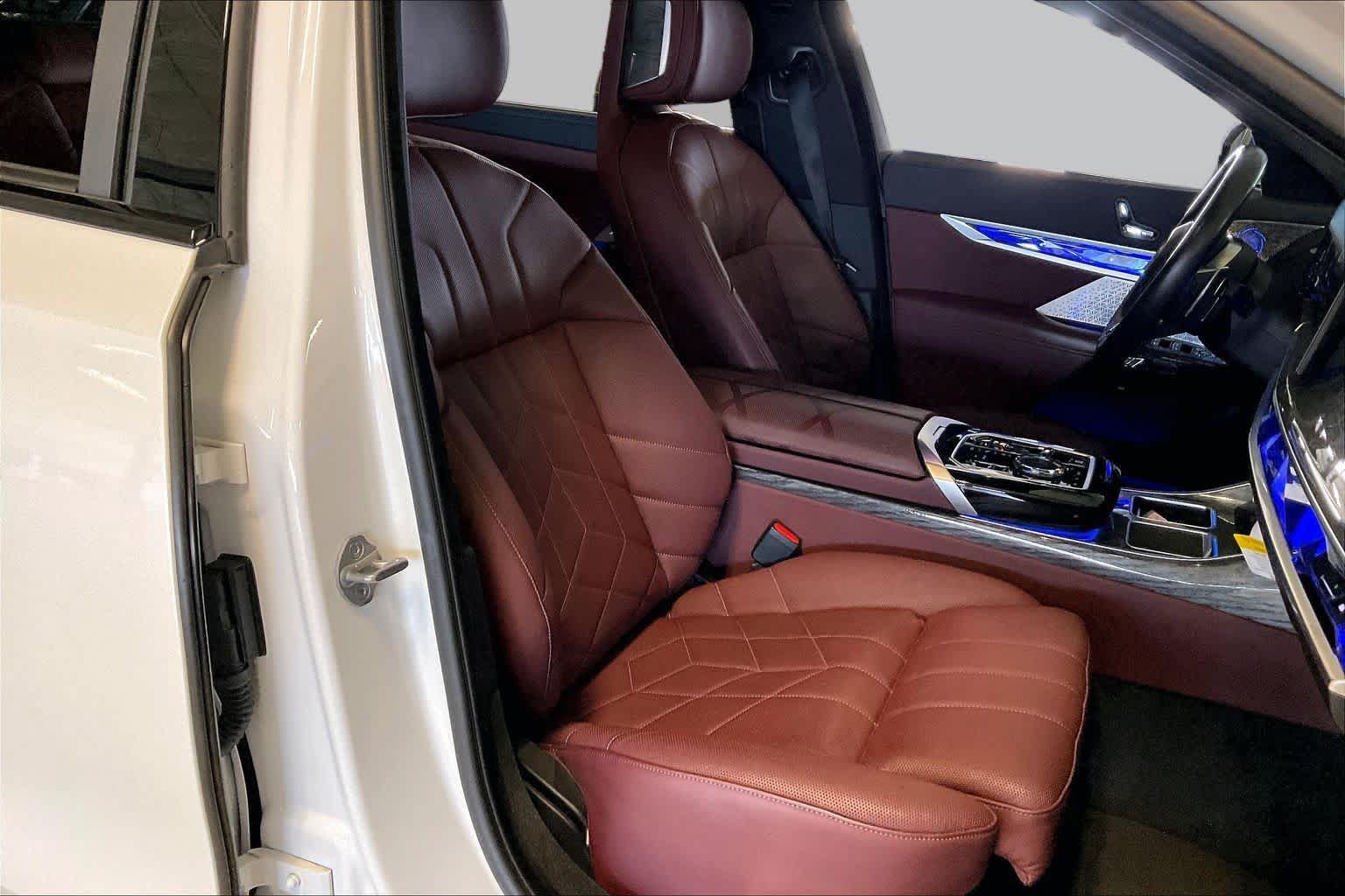Used 2024 BMW 750e xDrive w/ Executive Package AWD/4WD image 8