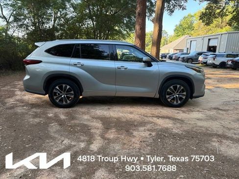 Used 2020 Toyota Highlander XLE FWD image 13