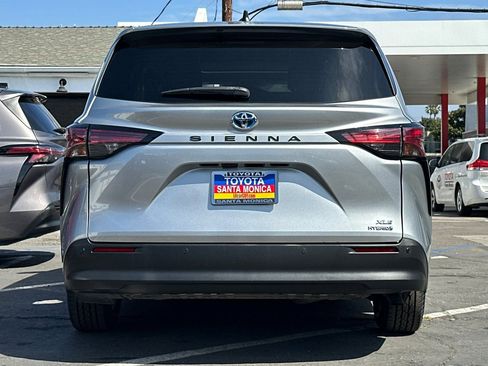 Used 2022 Toyota Sienna XLE image 5