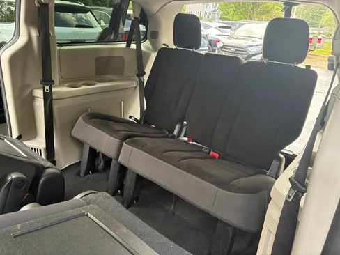 Used 2019 Dodge Grand Caravan SE FWD image 16