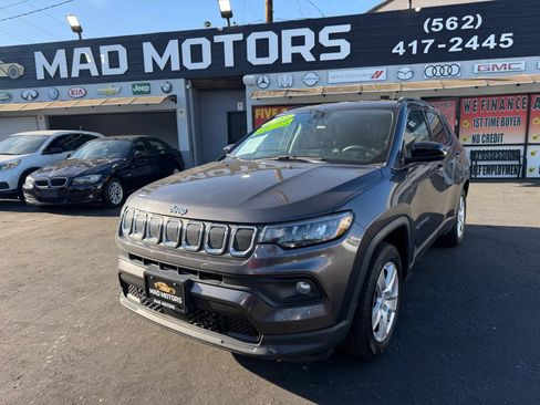 Used 2022 Jeep Compass Latitude FWD image 1