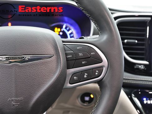Used 2023 Chrysler Pacifica Touring-L FWD image 16