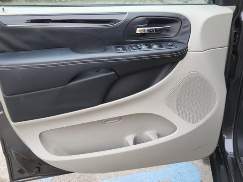 Used 2018 Dodge Grand Caravan SXT w/ Driver Convenience Group image 15