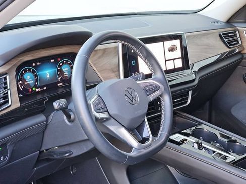 Used 2025 Volkswagen Atlas SE FWD image 12