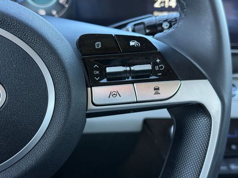 Used 2025 Hyundai Elantra Limited image 18