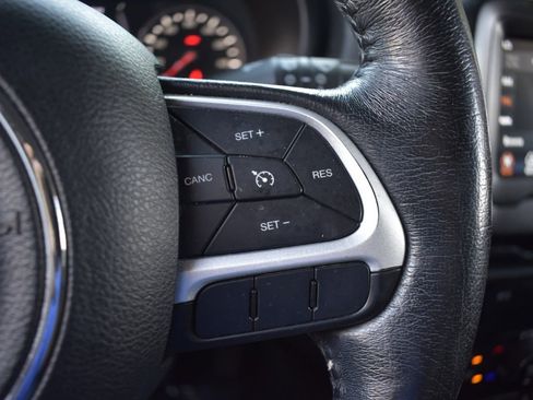 Used 2018 Jeep Renegade Latitude w/ Cold Weather Group image 16