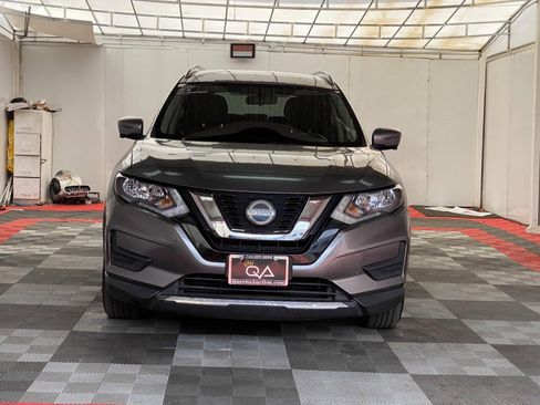 Used 2018 Nissan Rogue SV w/ Premium Package image 2