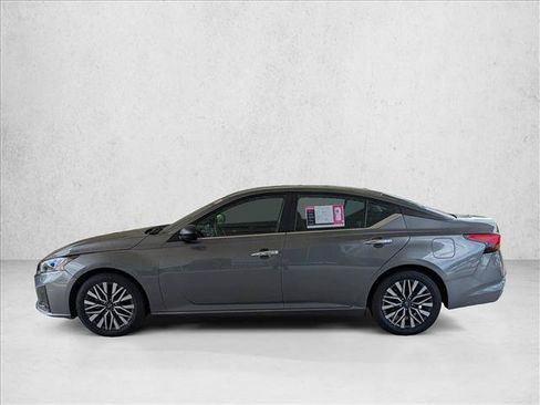Used 2024 Nissan Altima 2.5 SV FWD image 9
