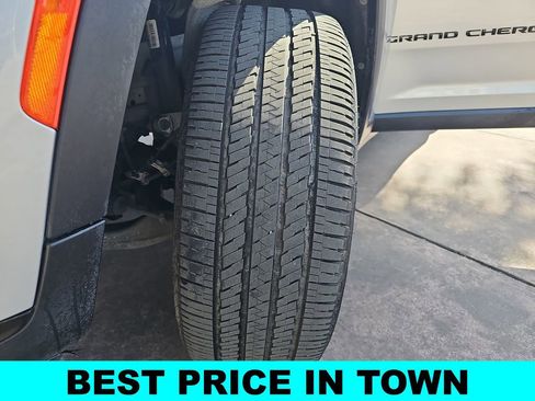 Used 2023 Jeep Grand Cherokee L Laredo AWD/4WD image 35