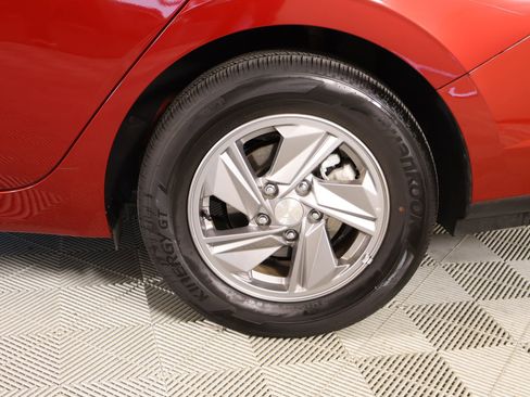 Certified 2024 Hyundai Elantra SE image 17