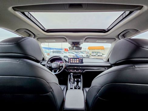 Used 2023 Honda Accord Touring image 2