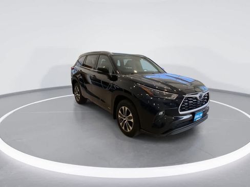 Used 2022 Toyota Highlander XLE image 2