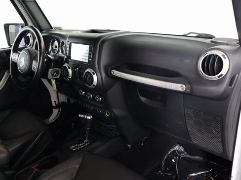 Used 2016 Jeep Wrangler Unlimited Sahara w/ Dual Top Group AWD/4WD image 9