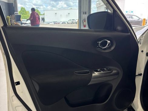 Used 2015 Nissan Juke S FWD image 19