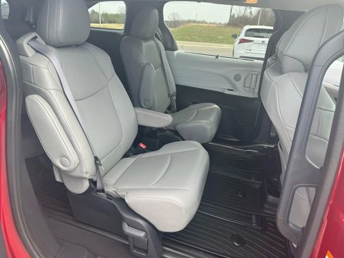 Used 2025 Toyota Sienna XLE AWD/4WD image 17