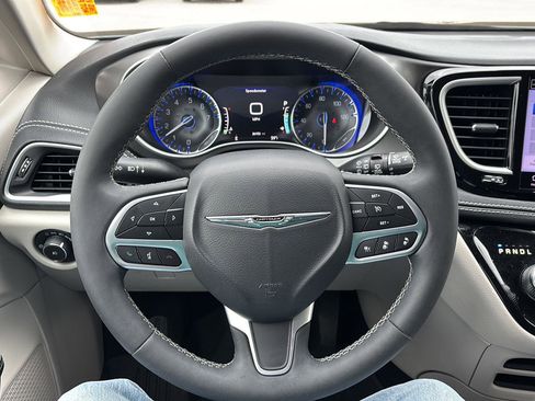 Used 2023 Chrysler Pacifica Touring-L image 10