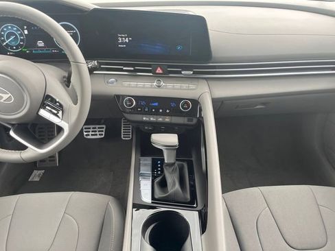 Certified 2025 Hyundai Elantra SEL FWD image 11