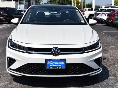 Used 2025 Volkswagen Jetta SE w/ Sunroof Package FWD image 4
