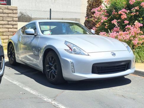 Used 2016 Nissan 370Z Coupe RWD image 4