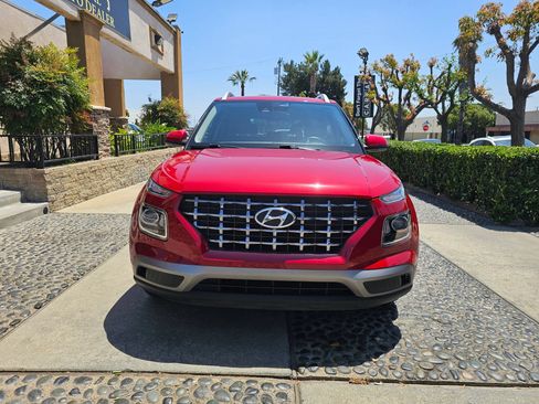 Used 2020 Hyundai Venue SEL w/ Convenience Package FWD image 2