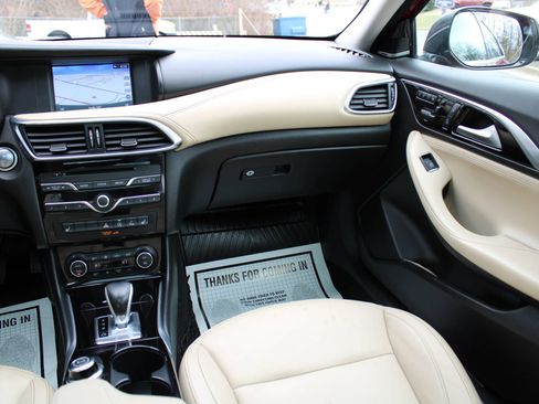 Used 2017 INFINITI QX30 Premium w/ Navigation Package image 13