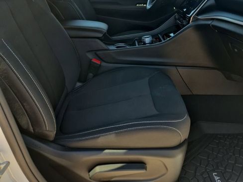 Used 2023 Jeep Grand Cherokee Laredo X image 28