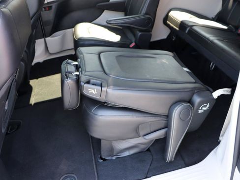 Used 2024 Chrysler Pacifica Touring-L FWD image 29